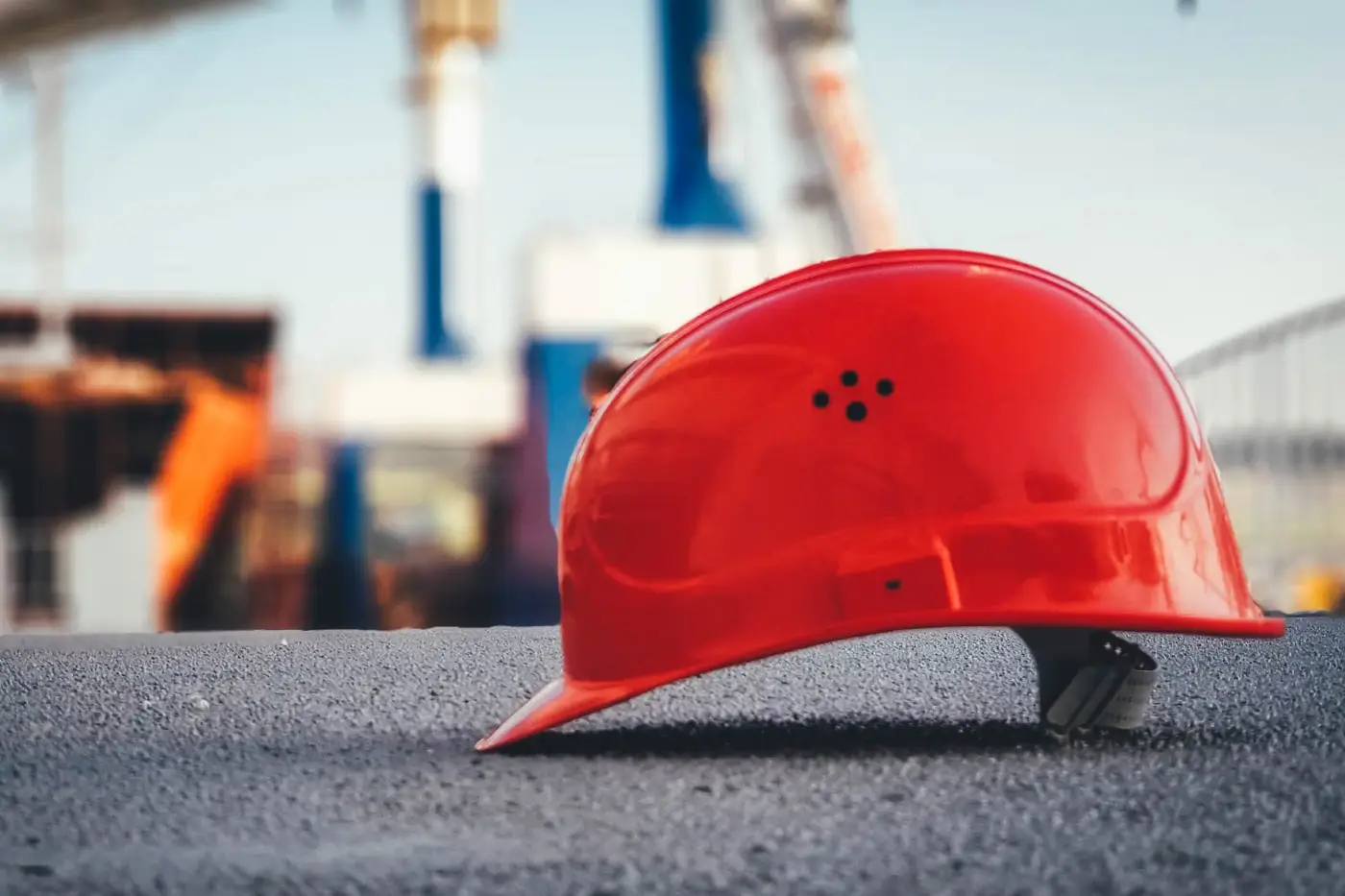 Roter Schutzhelm auf einer Baustelle