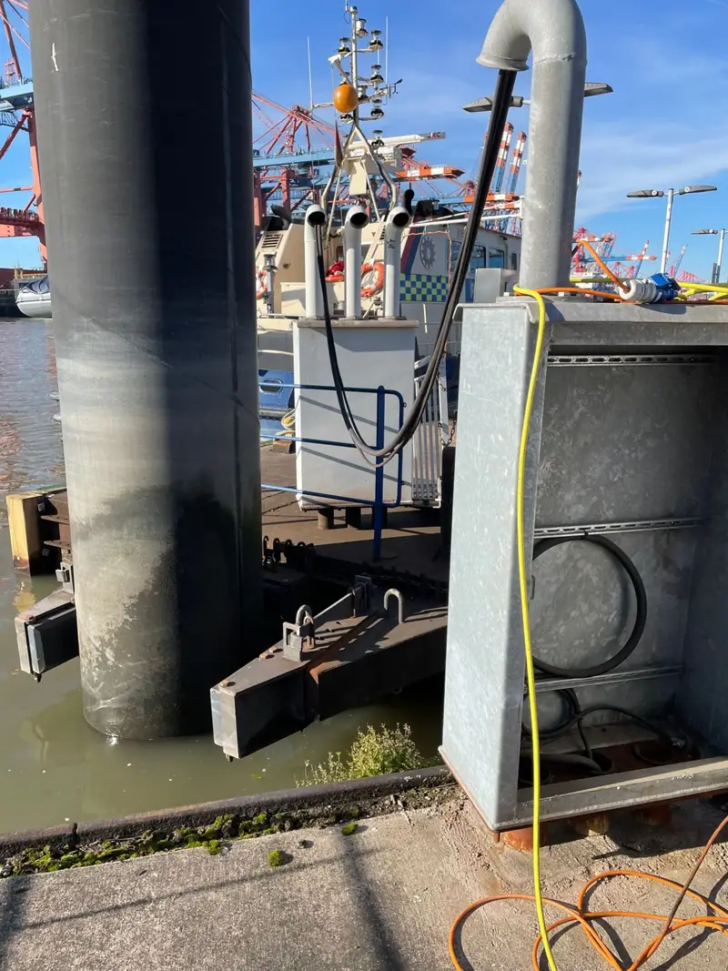 Ponton am Anleger mit Kabelzuführung und Anschlusskasten